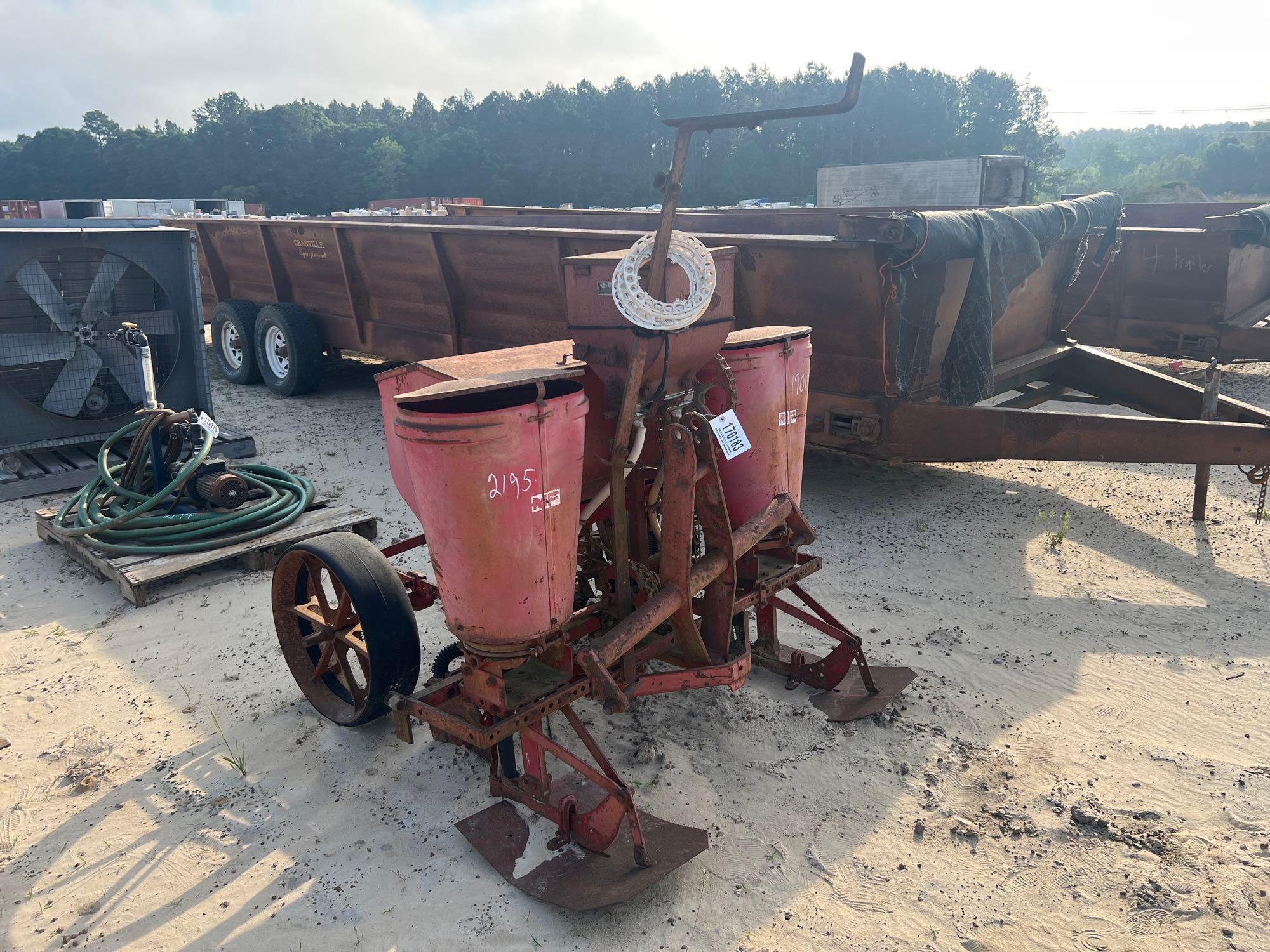 MASSEY FERGUSON 2R PLANTER