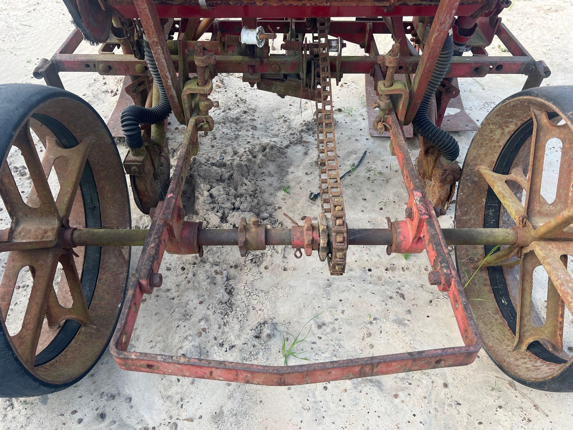 MASSEY FERGUSON 2R PLANTER