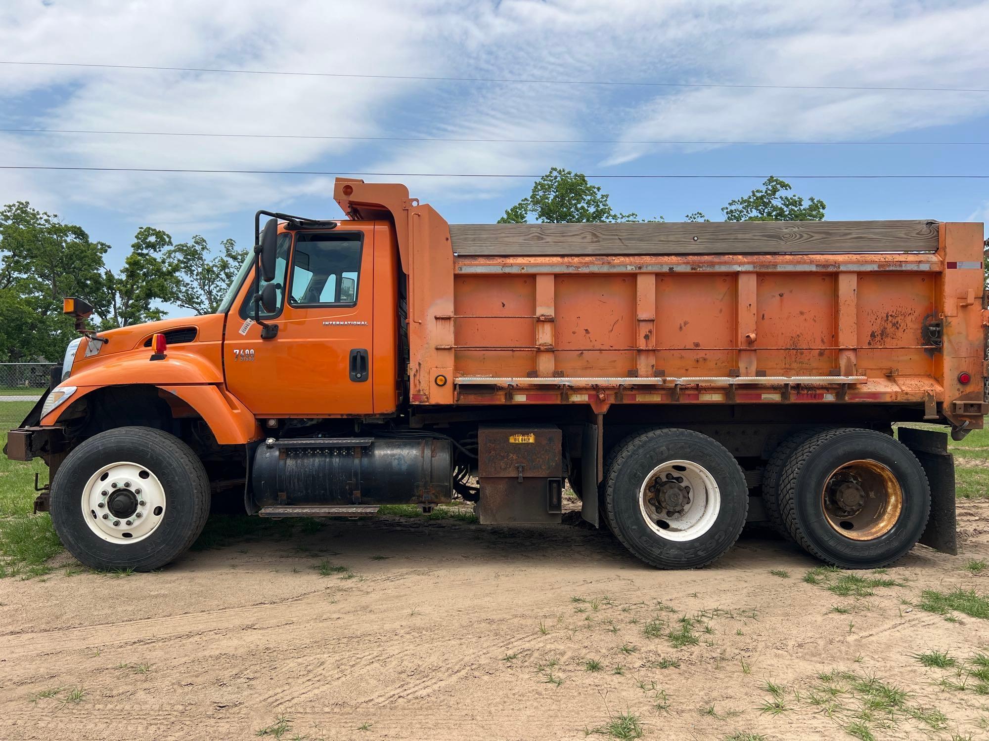 2004 INTERNATIONAL 7400 T/A DUMP TRUCK