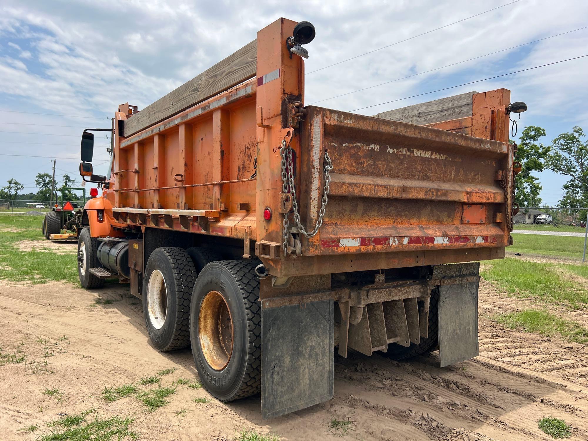 2004 INTERNATIONAL 7400 T/A DUMP TRUCK