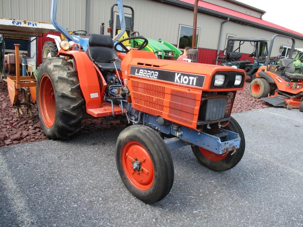 Kioti LB2202 Tractor