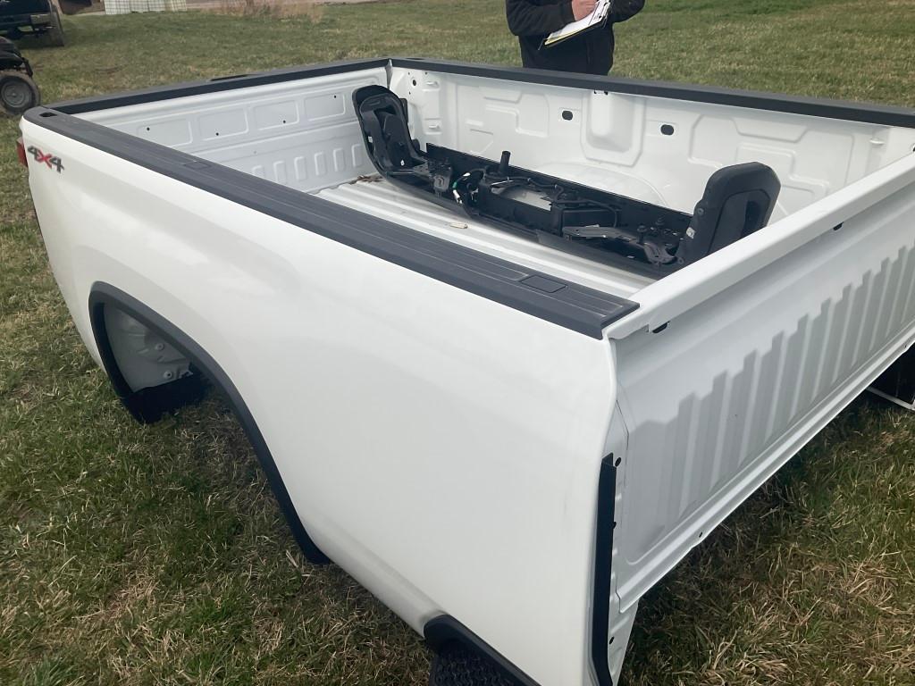 White Chevy Silverdo Truck Bed 8Ft