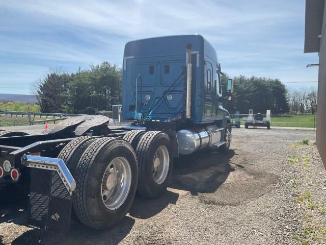 2015 Freightliner Cascadia Sleeper Cab Semi Truck