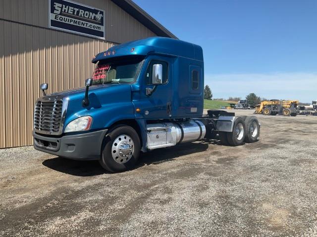 2015 Freightliner Cascadia Sleeper Cab Semi Truck