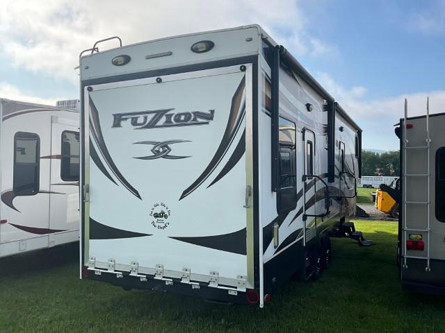 2013 Fuzion 5th Wheel Travel Trailer