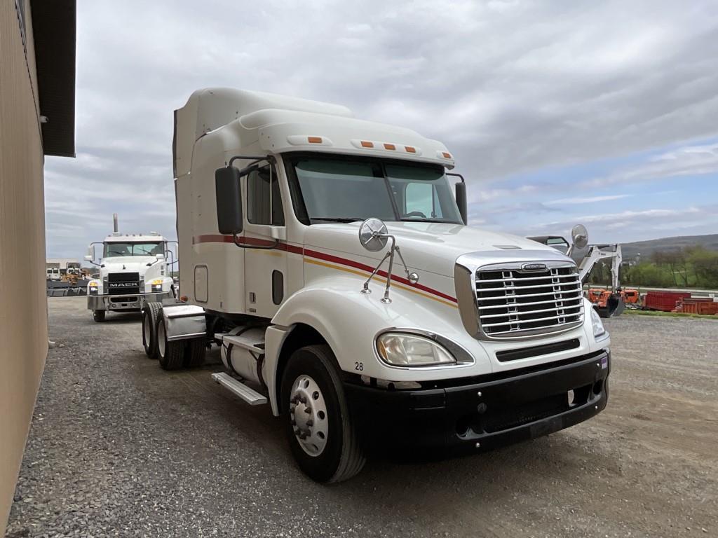 2010 Freightliner Columbia Sleeper Cab Tractor Trk