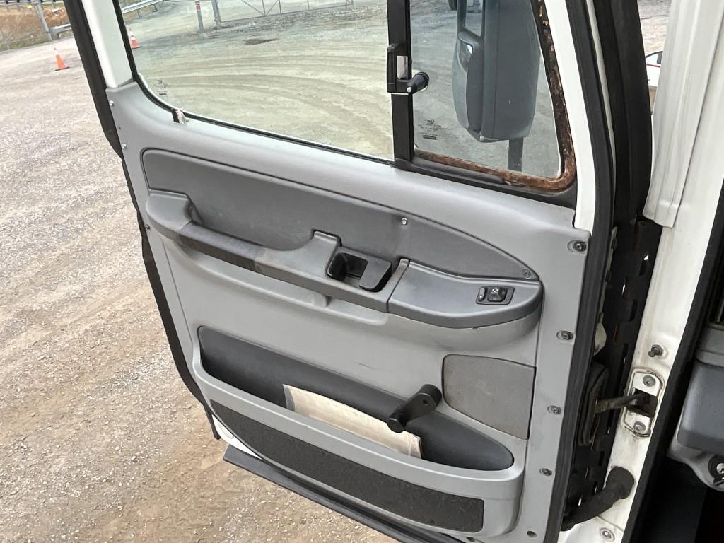 2010 Freightliner Columbia Sleeper Cab Tractor Trk
