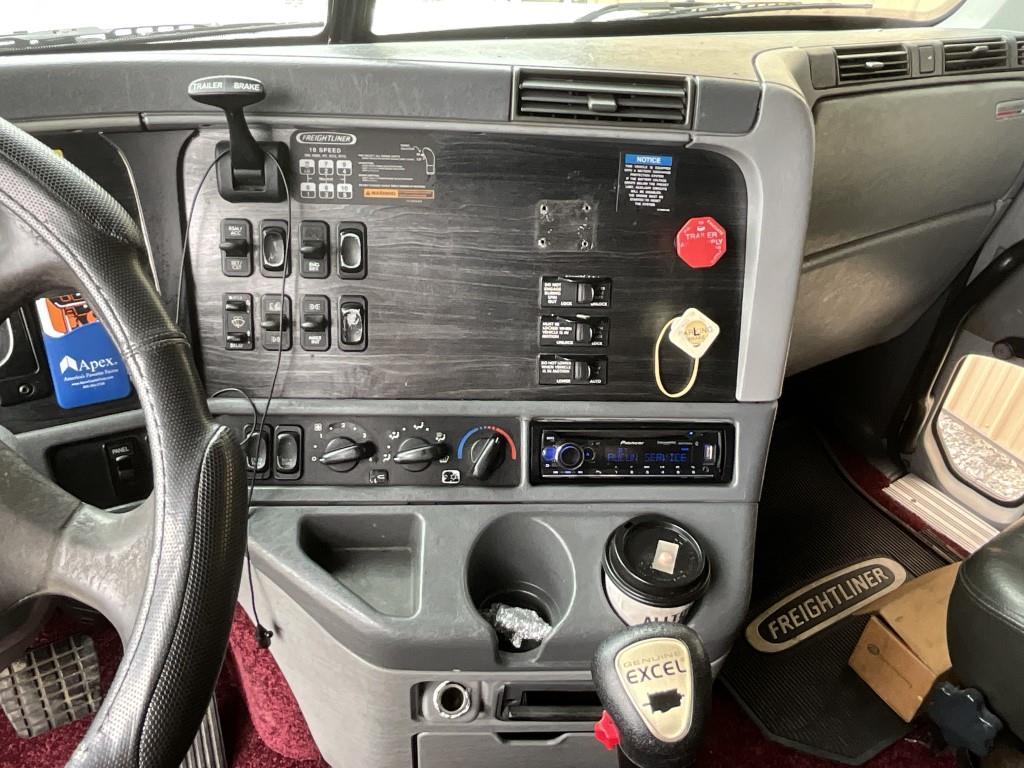 2010 Freightliner Columbia Sleeper Cab Tractor Trk