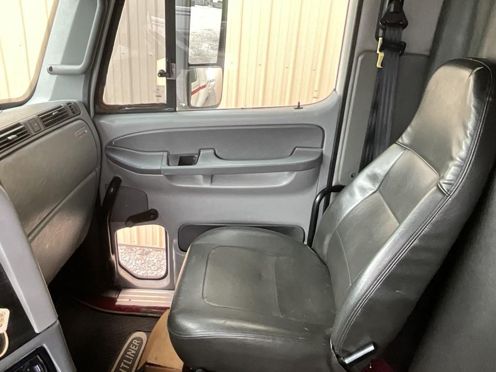 2010 Freightliner Columbia Sleeper Cab Tractor Trk