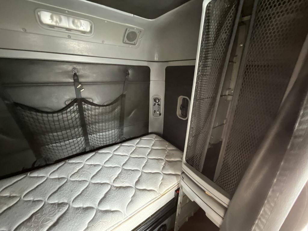 2010 Freightliner Columbia Sleeper Cab Tractor Trk