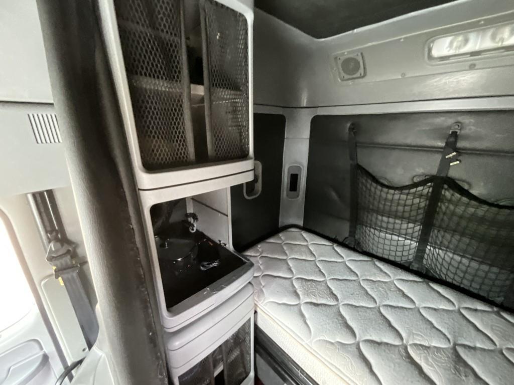 2010 Freightliner Columbia Sleeper Cab Tractor Trk