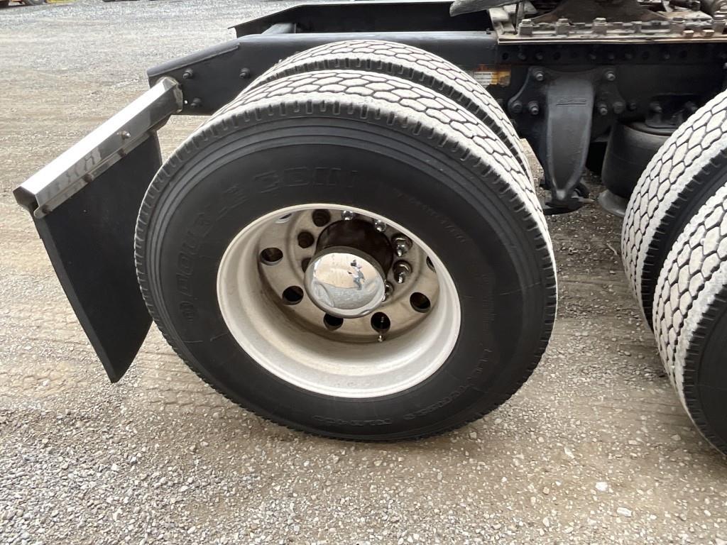 2010 Freightliner Columbia Sleeper Cab Tractor Trk