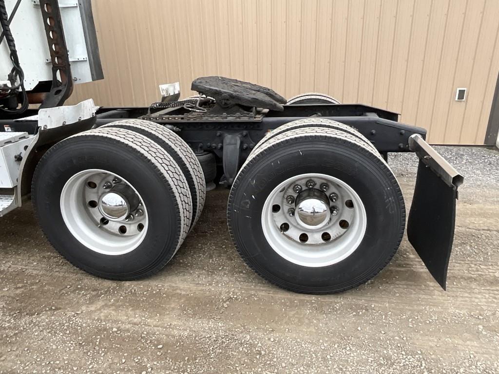 2010 Freightliner Columbia Sleeper Cab Tractor Trk