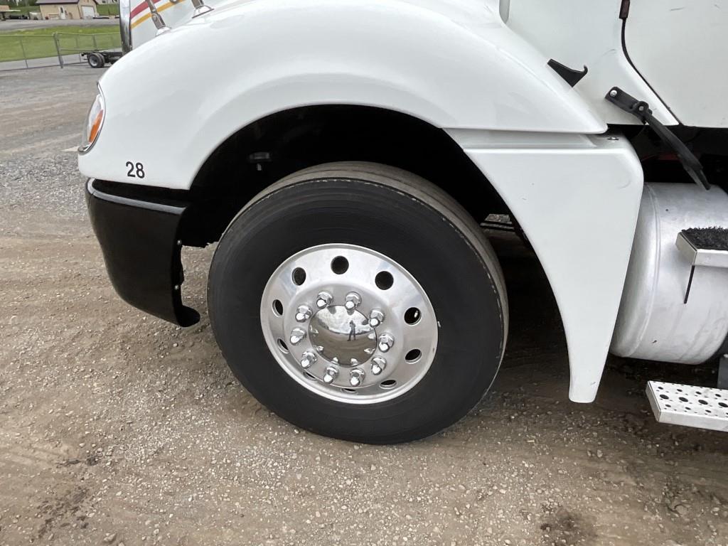 2010 Freightliner Columbia Sleeper Cab Tractor Trk