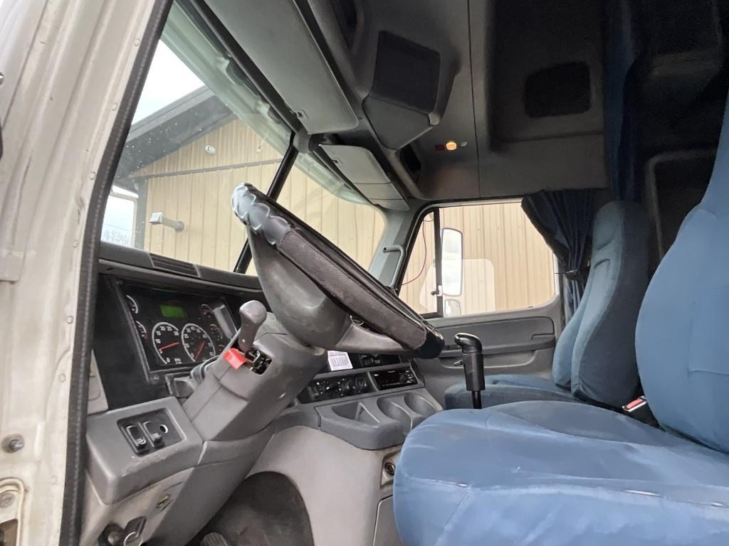 2003 Freightliner Columbia Sleeper Tractor Truck