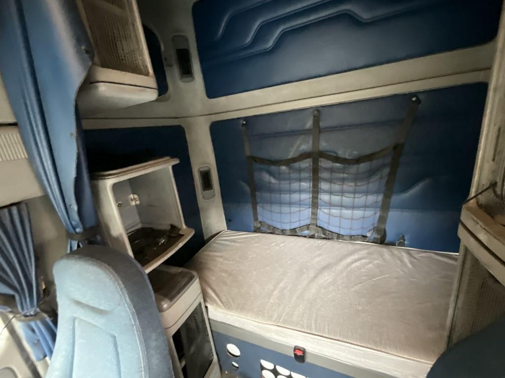 2003 Freightliner Columbia Sleeper Tractor Truck
