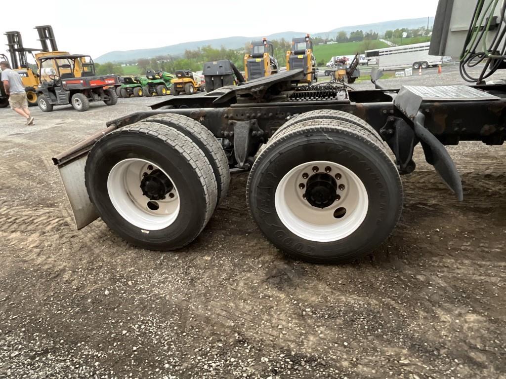 2003 Freightliner Columbia Sleeper Tractor Truck