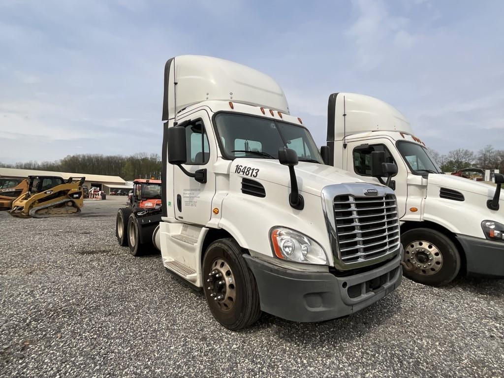 **AS IS** 2016 Freightliner Cascadia Day Cab
