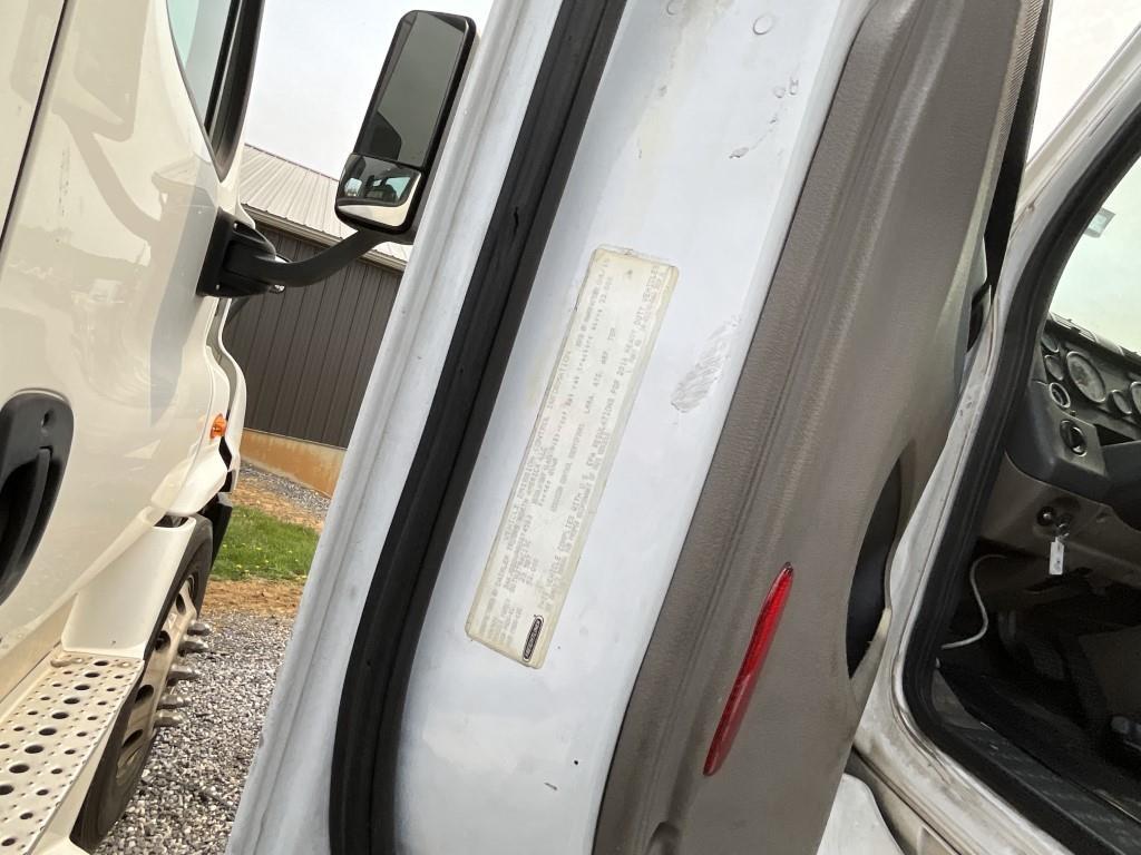 **AS IS** 2016 Freightliner Cascadia Day Cab
