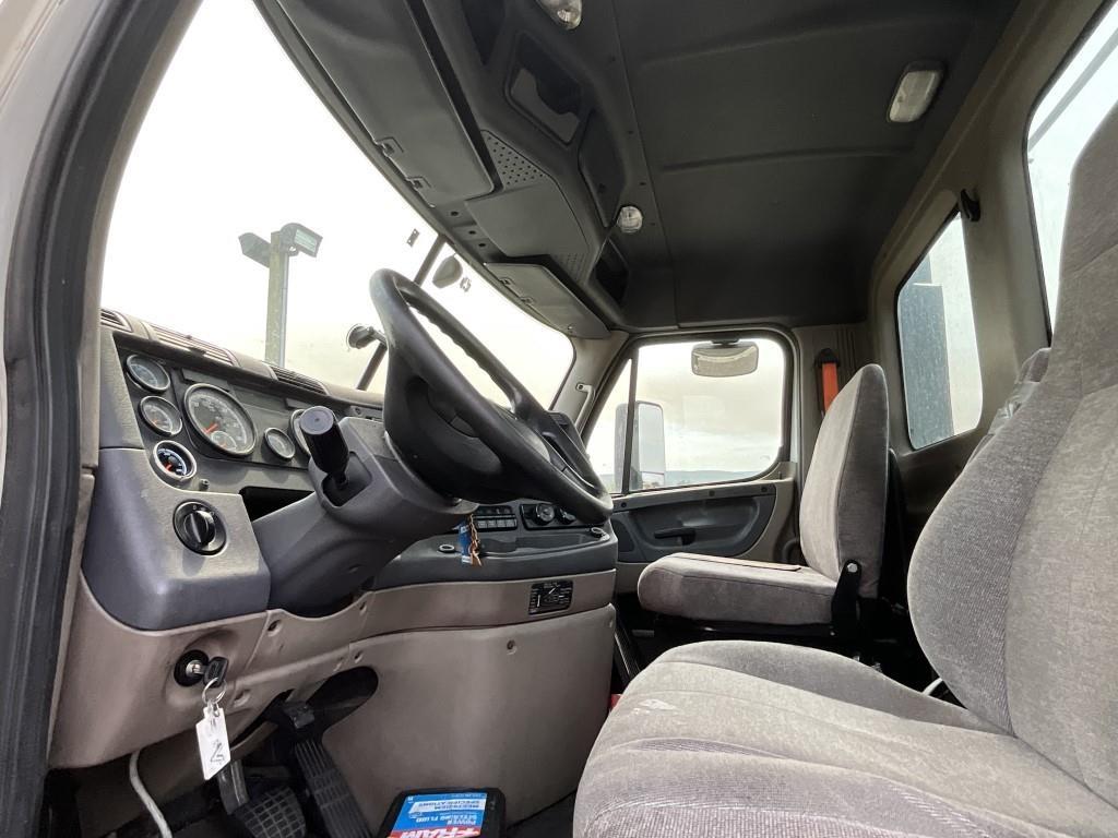 **AS IS** 2016 Freightliner Cascadia Day Cab