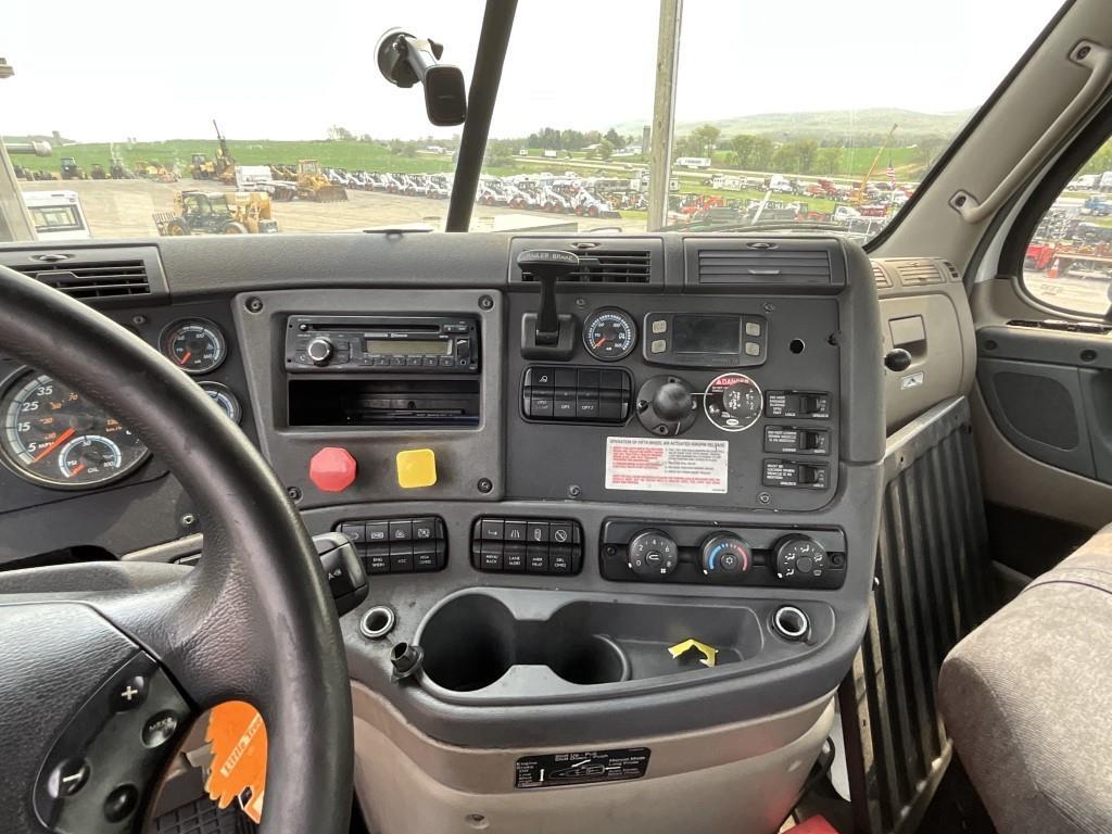 **AS IS** 2016 Freightliner Cascadia Day Cab