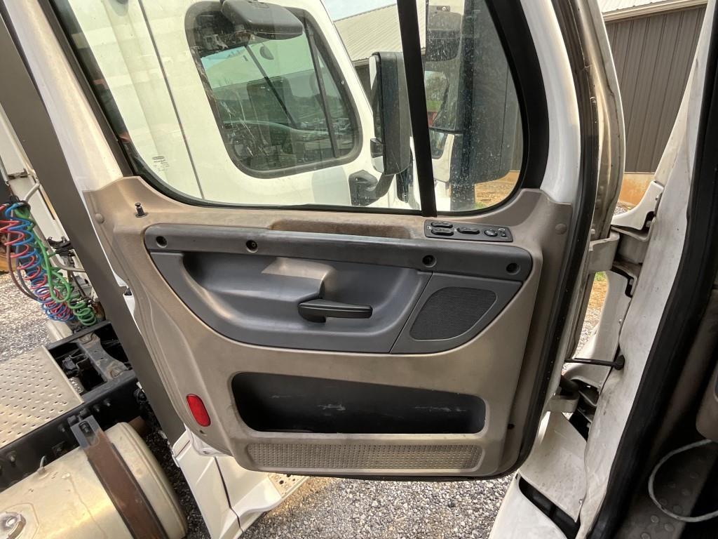 **AS IS** 2016 Freightliner Cascadia Day Cab