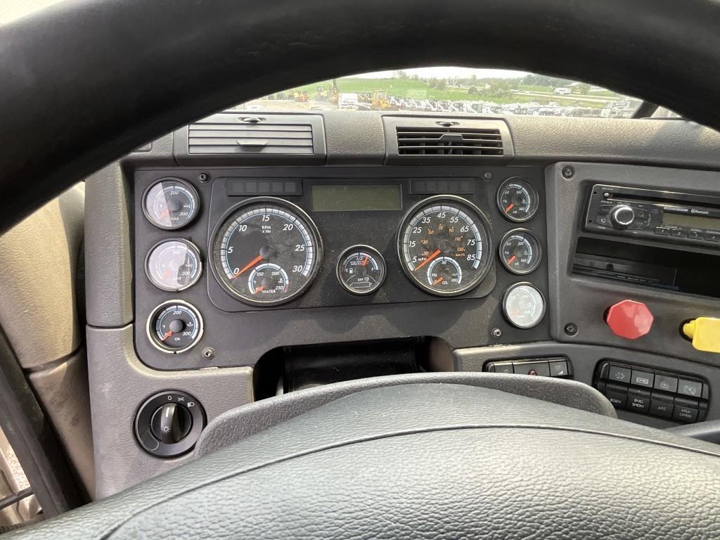 **AS IS** 2016 Freightliner Cascadia Day Cab