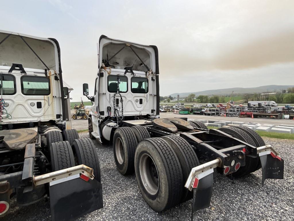**AS IS** 2016 Freightliner Cascadia Day Cab