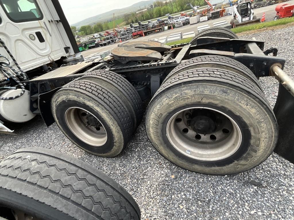 **AS IS** 2016 Freightliner Cascadia Day Cab