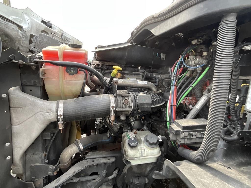 **AS IS** 2016 Freightliner Cascadia Day Cab