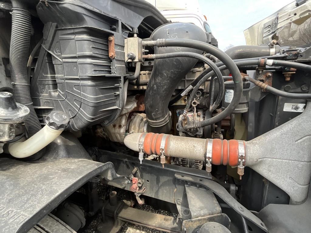 **AS IS** 2016 Freightliner Cascadia Day Cab