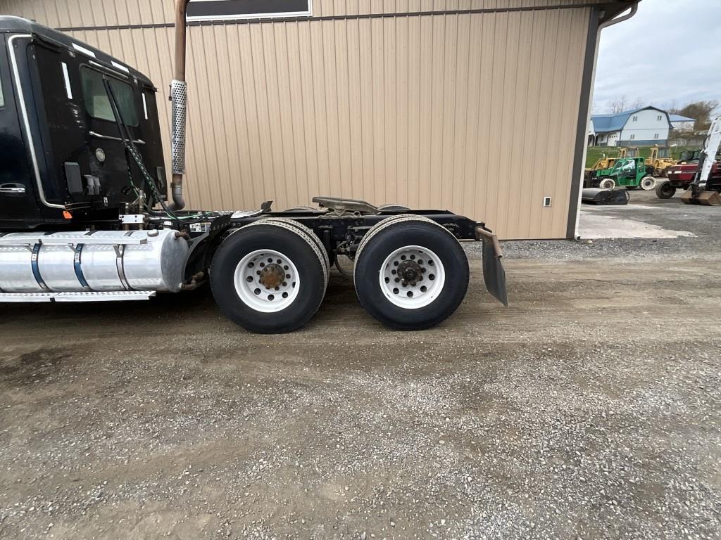 2018 Kenworth T880 Day Cab Tractor Truck