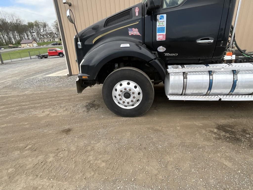 2018 Kenworth T880 Day Cab Tractor Truck