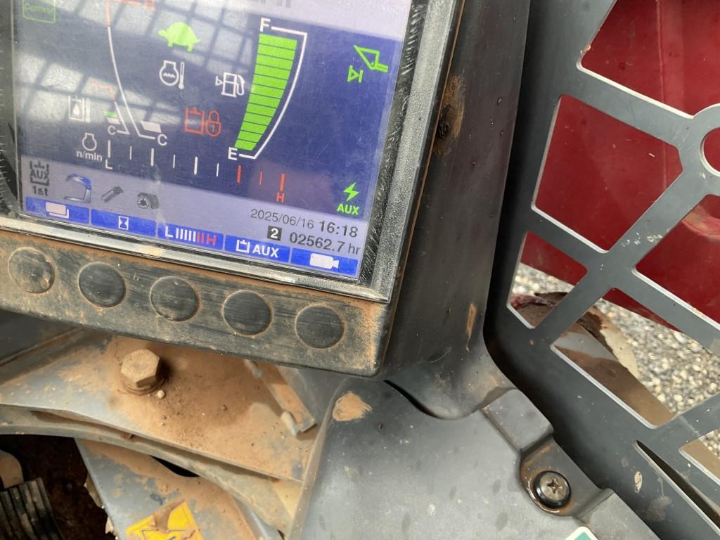 Takeuchi TL10V2 Compact Track Loader