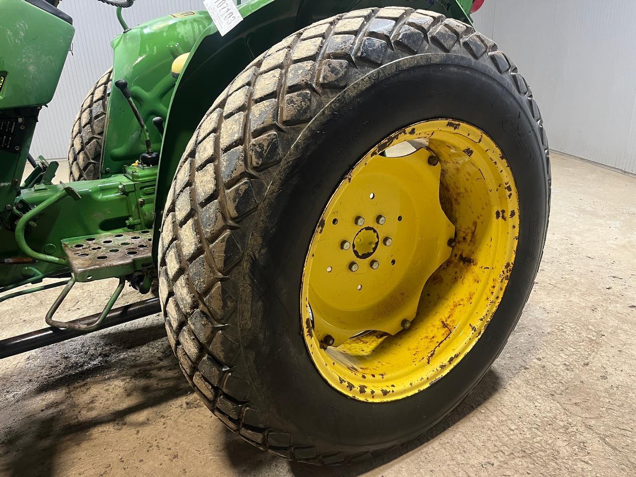 John Deere 950 Tractor with Loader