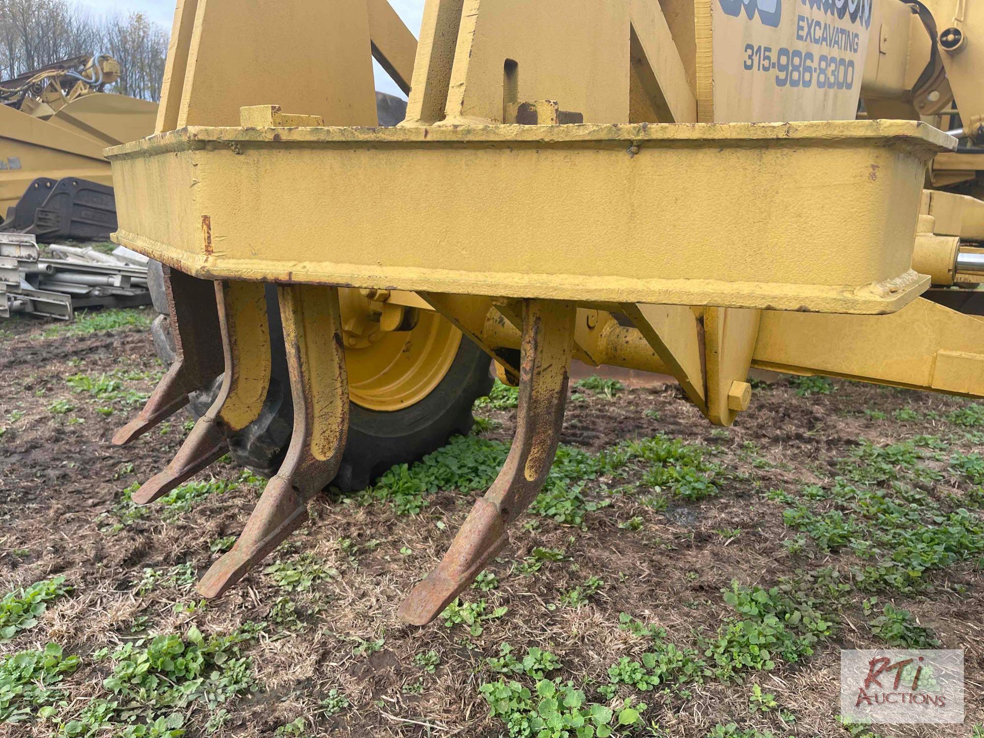 John Deere 570A grader, Runs and operates, 10' moldboard, Front scarifier