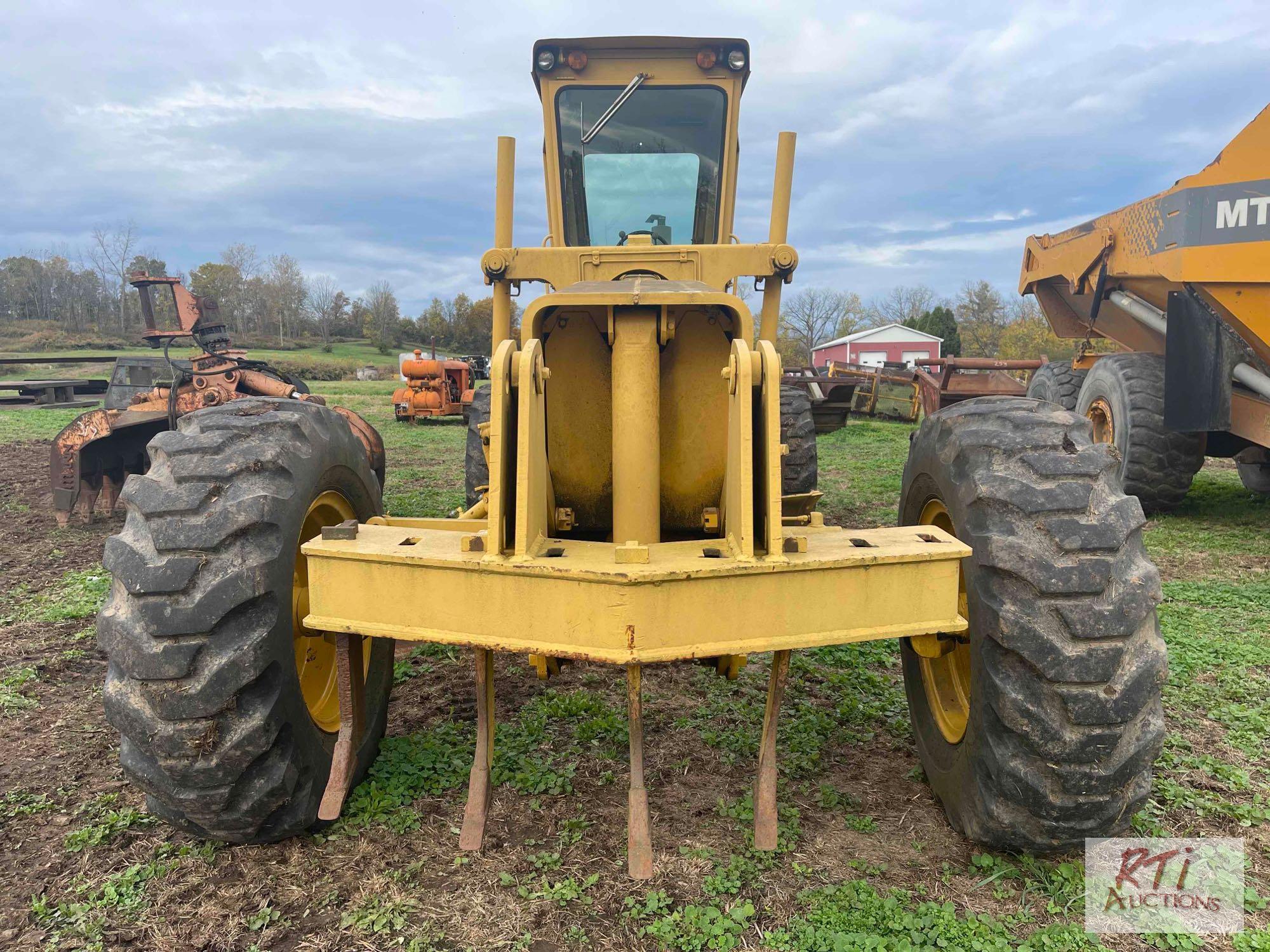 John Deere 570A grader, Runs and operates, 10' moldboard, Front scarifier