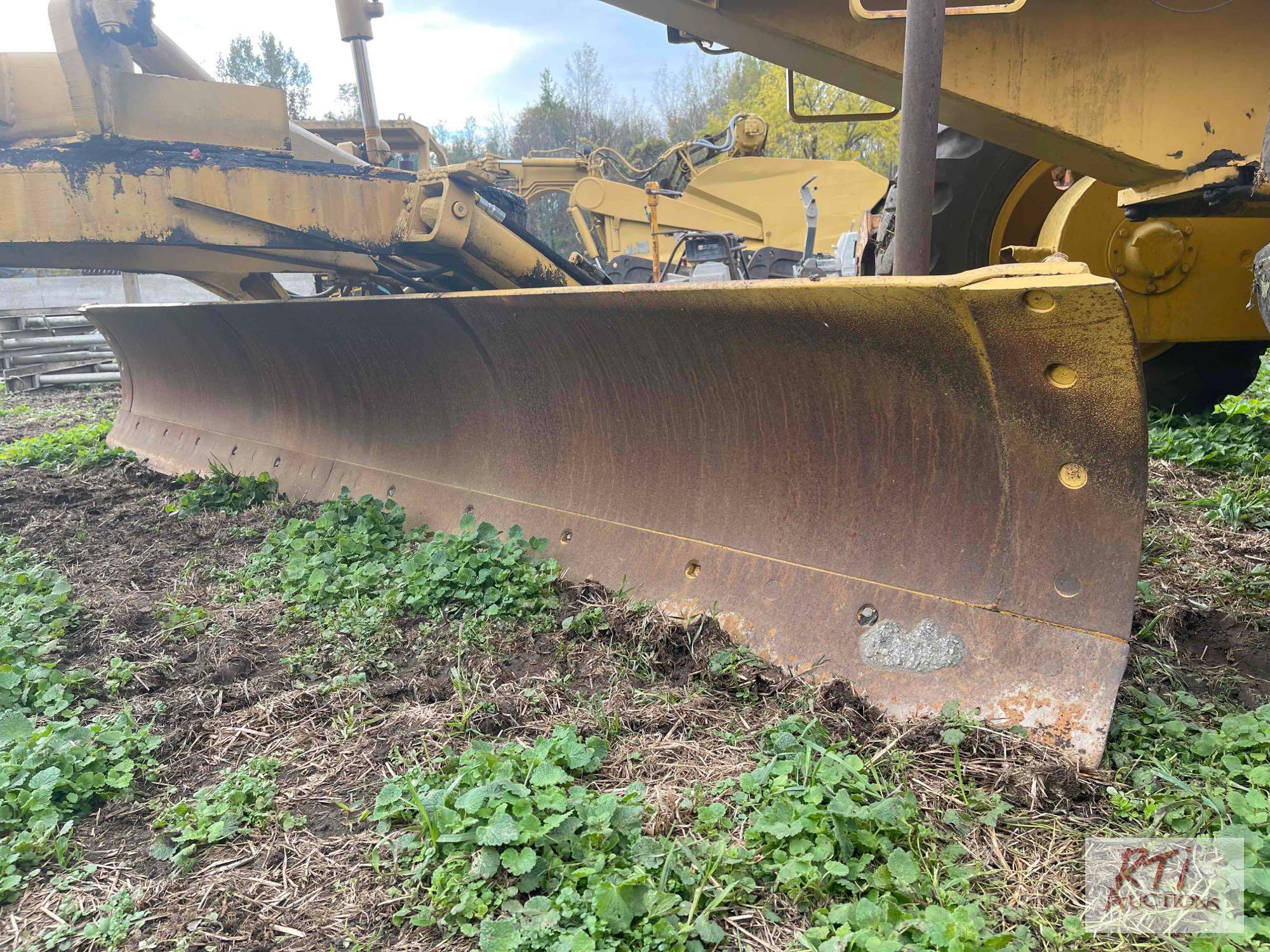 John Deere 570A grader, Runs and operates, 10' moldboard, Front scarifier