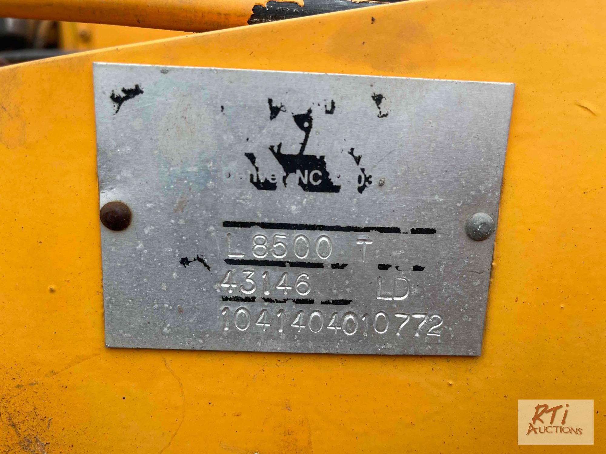 LeeBoy L8500T paver, 1625 hours, Diesel, Legend screed system, 8 1/2ft width, Runs and operates