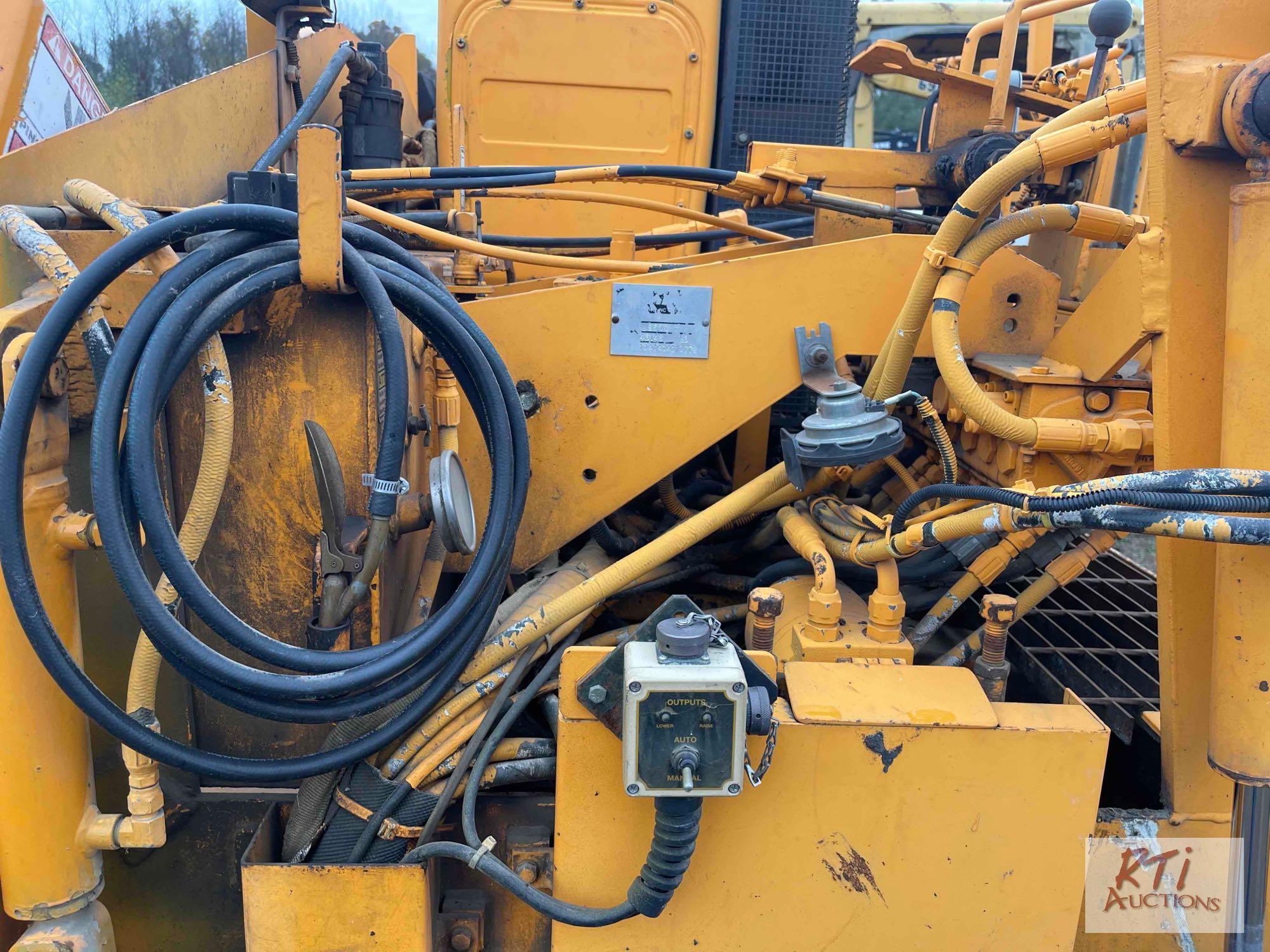 LeeBoy L8500T paver, 1625 hours, Diesel, Legend screed system, 8 1/2ft width, Runs and operates