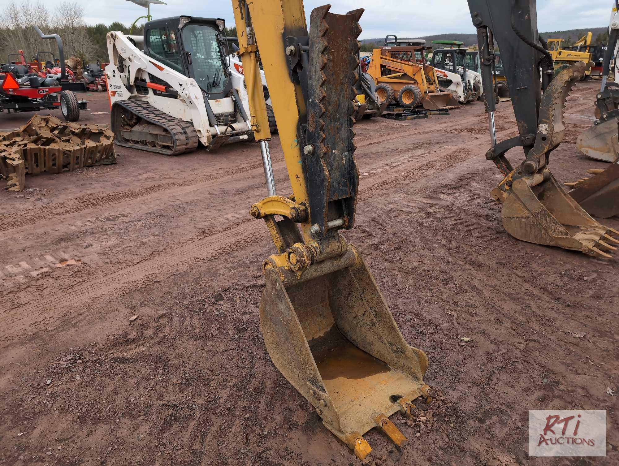 Komatsu PC40R-8 mini excavator, 20in digging bucket, mechanical thumb, backfill blade, cab, 3990