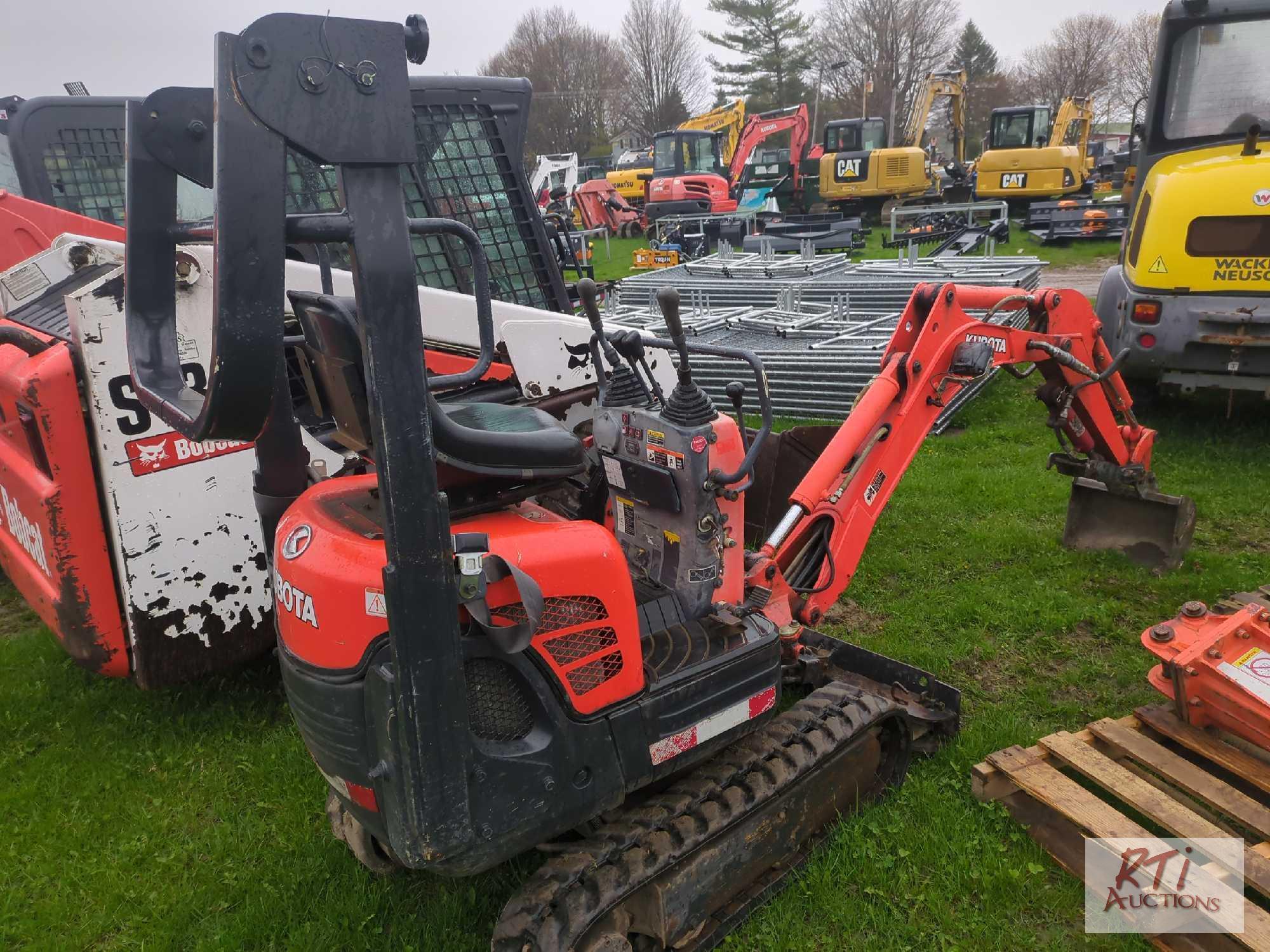 Kubota K008-3 mini excavator, front blade, hydraulic thumb, 12in ditching bucket, 409 hrs