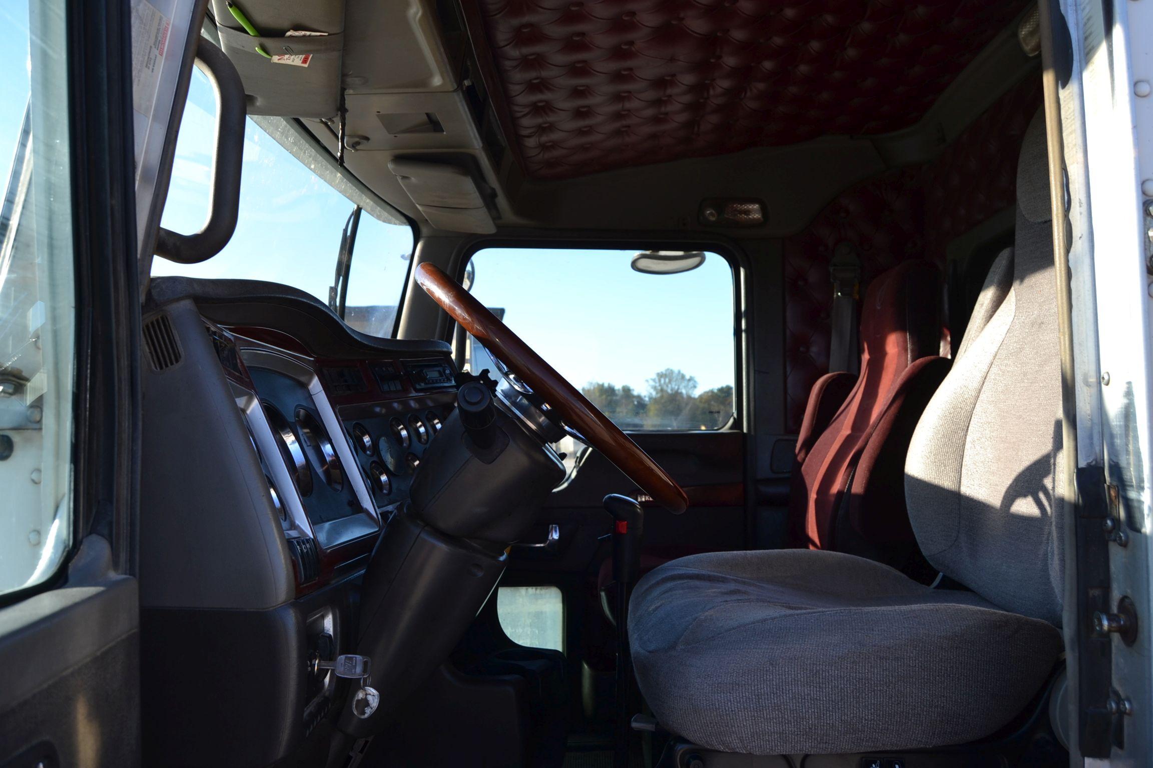 2006 KENWORTH DAY CAB ROAD TRACTOR