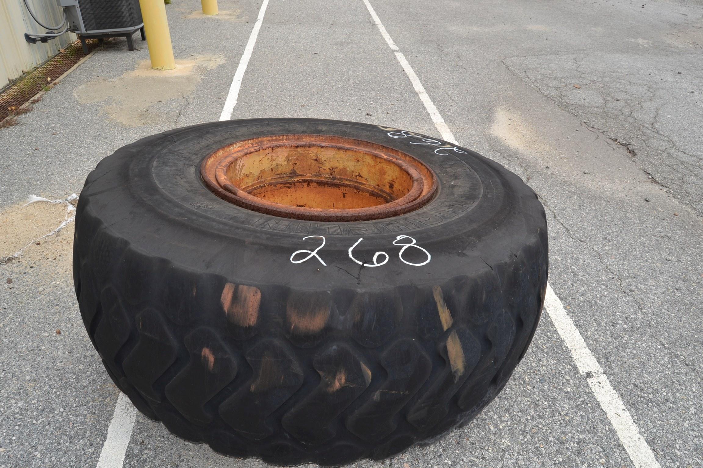 23.5R 25 TIRE ON CAT WHEEL FOR FRONT END LOADER