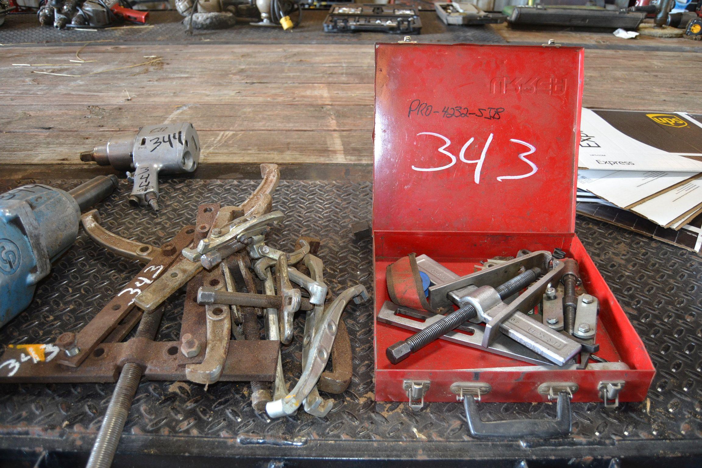 LOT OF DIFFERENT SIZE PULLERS