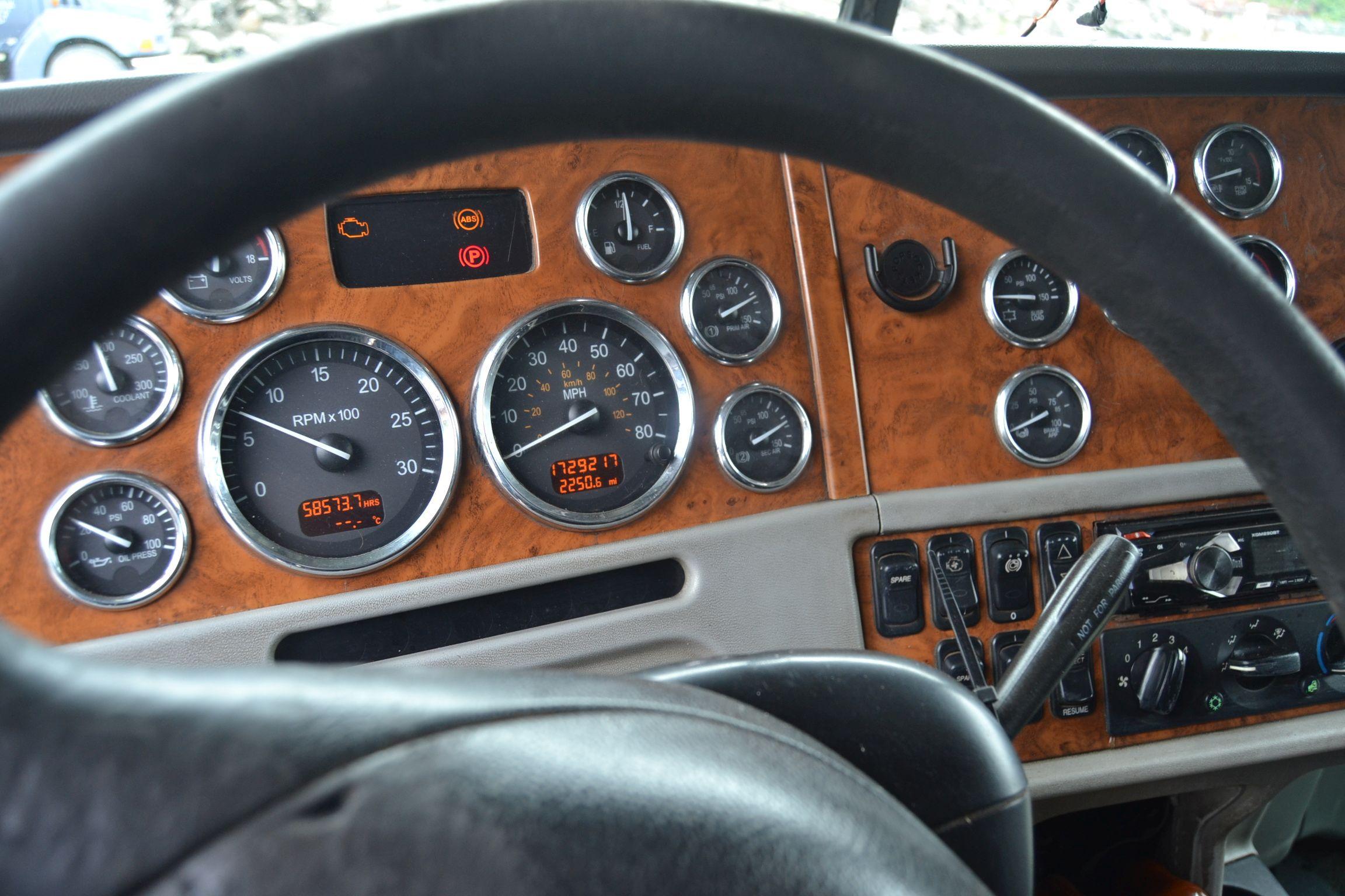 "2006 PETERBUILT 370 EXHD ROAD TRACTOR W/SLEEPER W/C15 CAT ENGINE W/18 SPD TRANS W/AIR RIDE W/NEW 11