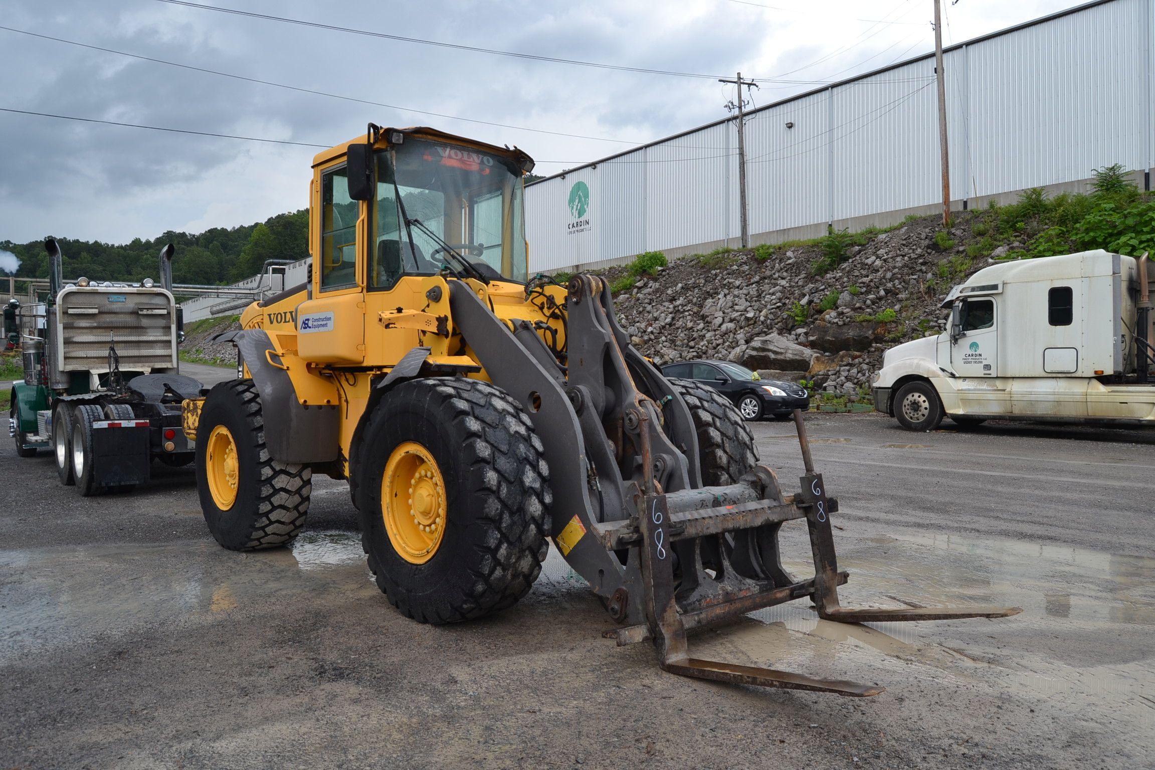 VOLVO L70E ARTICULATING WHEEL LOADER W/ QUICK ATTACH W/ FORKS W/ ENCLOSED CAB W/ 20.5X25 RUB 21,821