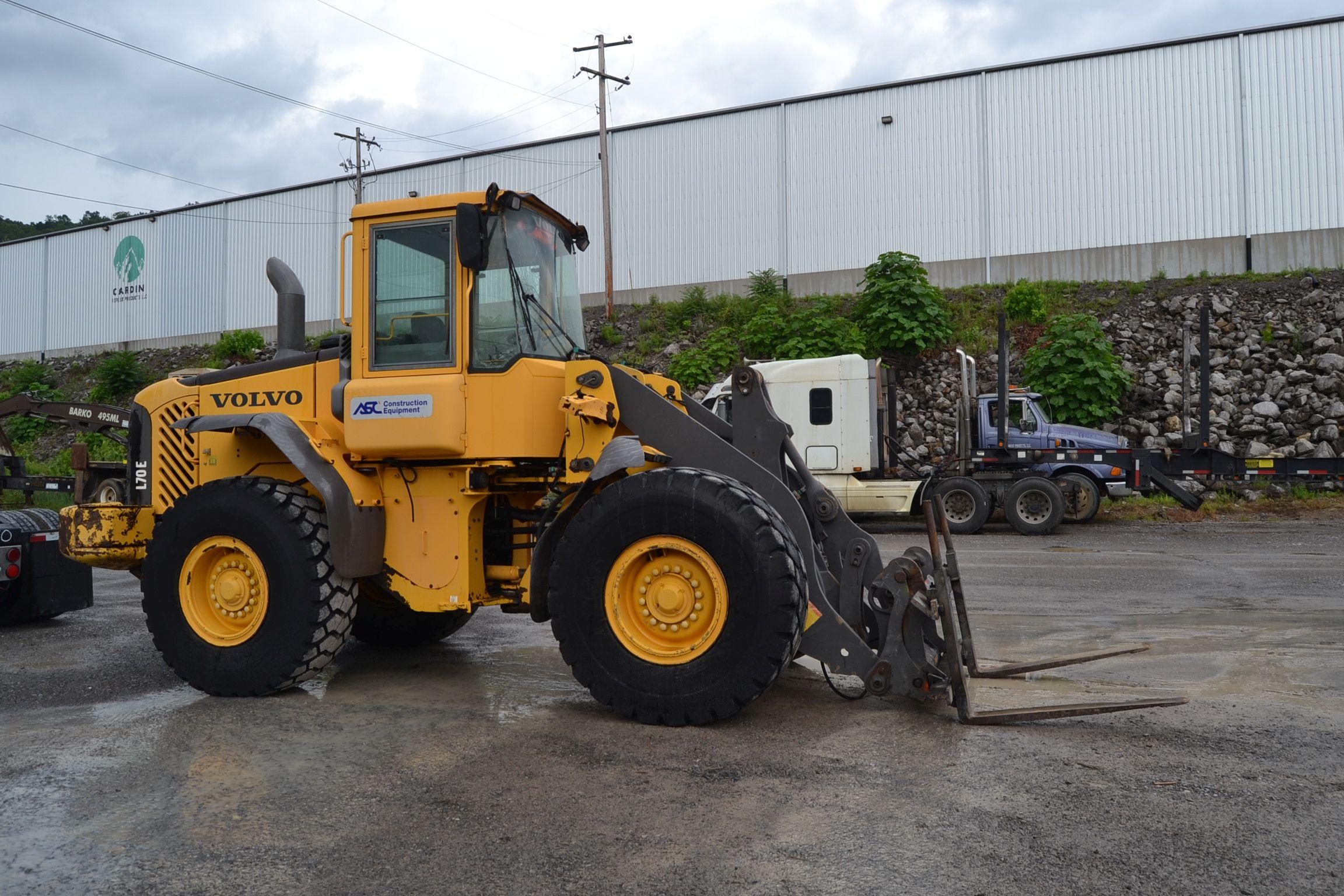 VOLVO L70E ARTICULATING WHEEL LOADER W/ QUICK ATTACH W/ FORKS W/ ENCLOSED CAB W/ 20.5X25 RUB 21,821