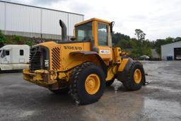 VOLVO L70E ARTICULATING WHEEL LOADER W/ QUICK ATTACH W/ FORKS W/ ENCLOSED CAB W/ 20.5X25 RUB 21,821