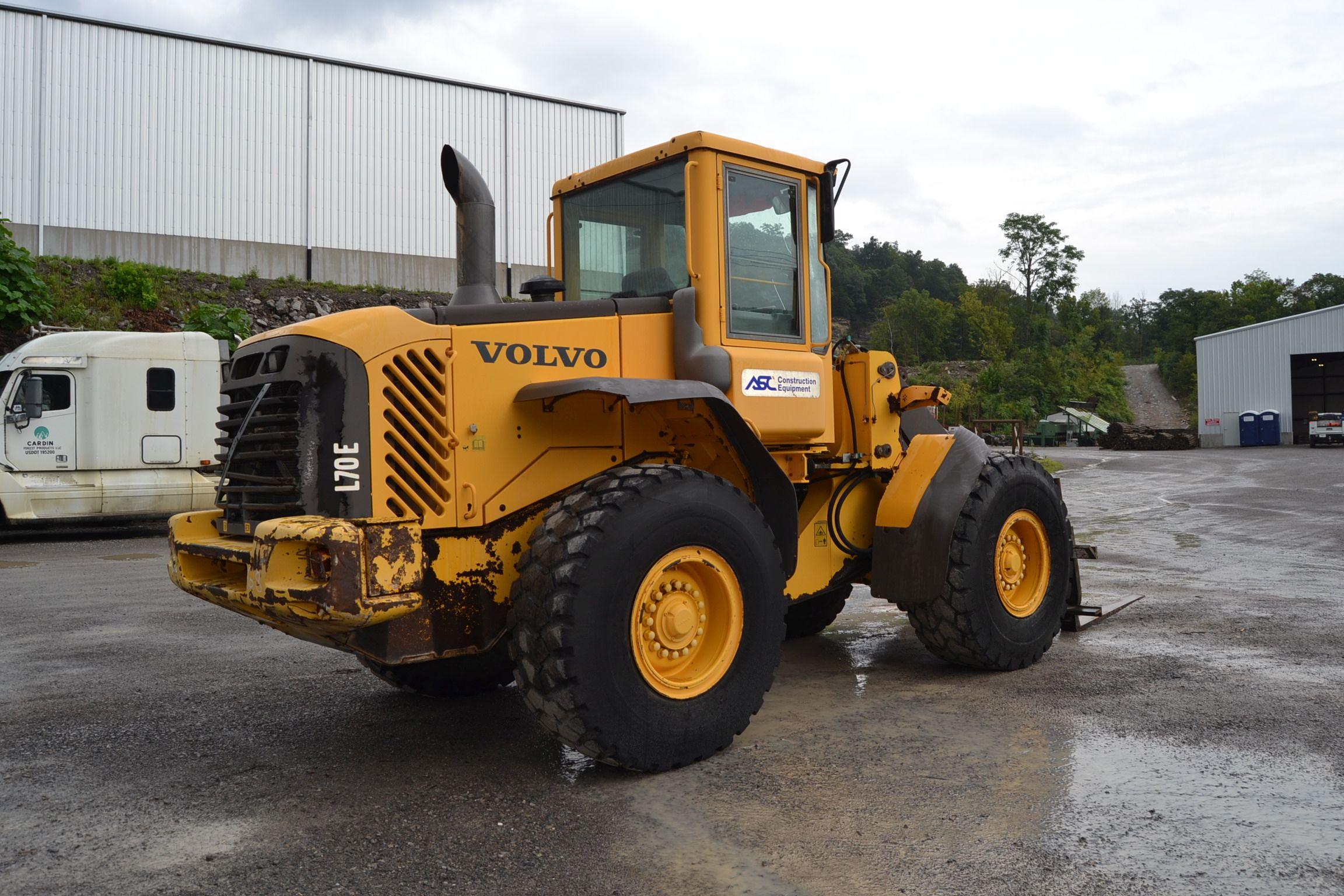 VOLVO L70E ARTICULATING WHEEL LOADER W/ QUICK ATTACH W/ FORKS W/ ENCLOSED CAB W/ 20.5X25 RUB 21,821